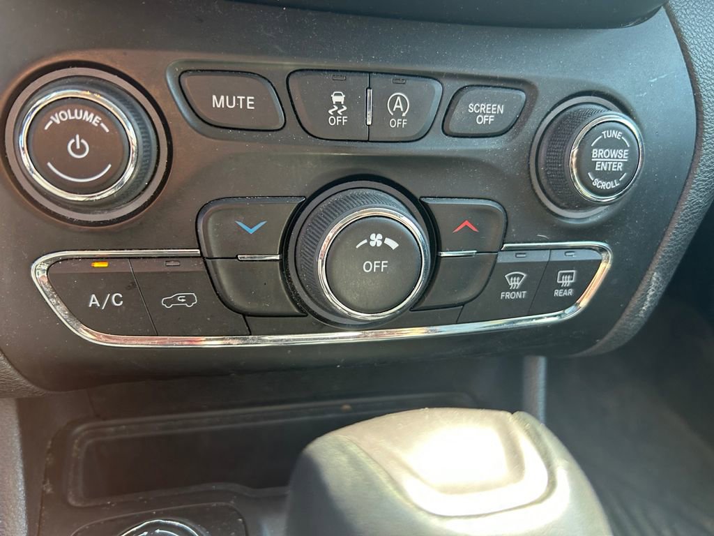 Certified 2021 Jeep Cherokee Latitude Plus w/ Mopar Interior Package AWD/4WD image 26