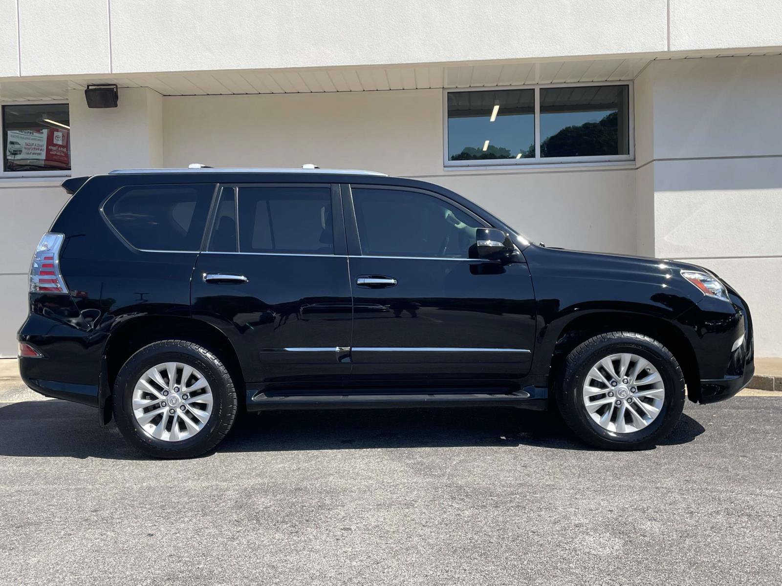 Used 2019 Lexus GX 460 Premium AWD/4WD image 2