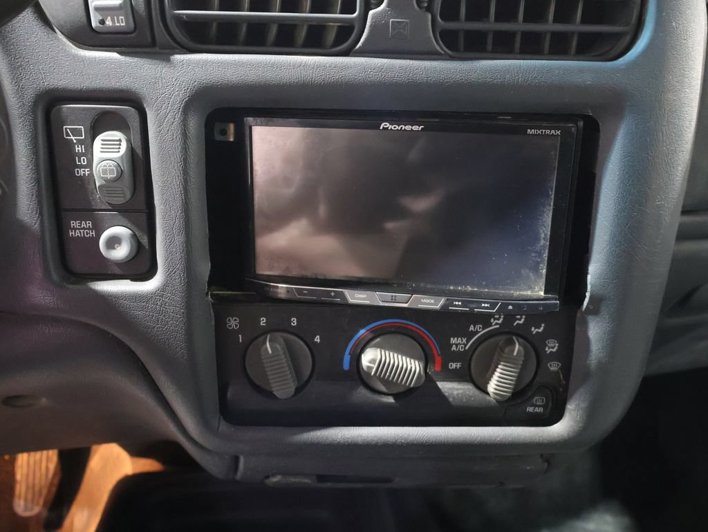 Used 2000 Chevrolet Blazer LS w/ LS Preferred Equipment Group AWD/4WD image 24