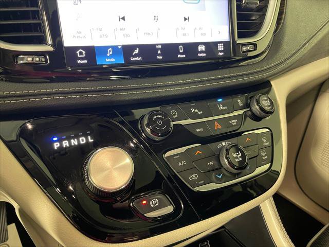 Certified 2023 Chrysler Pacifica Limited FWD image 8