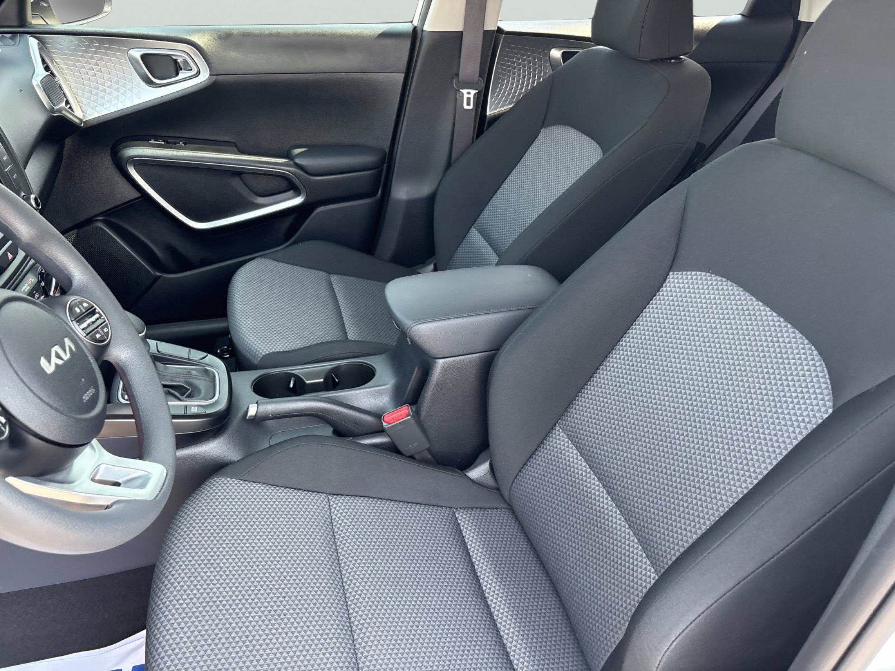 Used 2025 Kia Soul LX w/ LX Technology Package FWD image 25