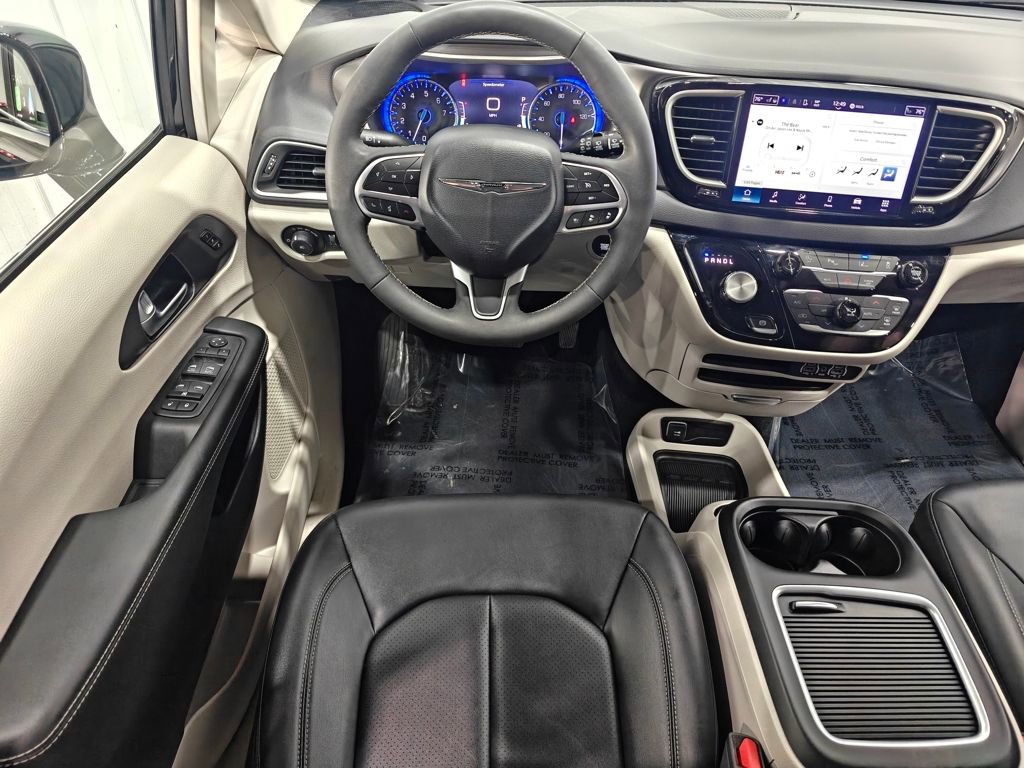 Used 2024 Chrysler Pacifica Touring-L image 4