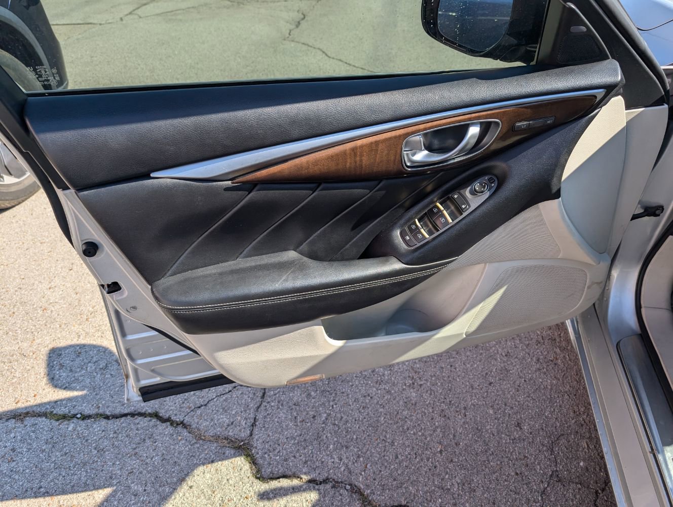 Used 2015 INFINITI Q50 Premium w/ Deluxe Technology Package AWD/4WD image 11