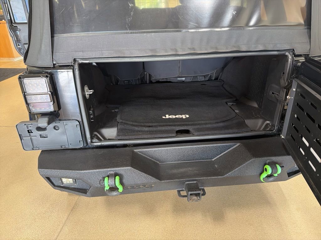 Used 2016 Jeep Wrangler Unlimited Sahara w/ Connectivity Group image 16