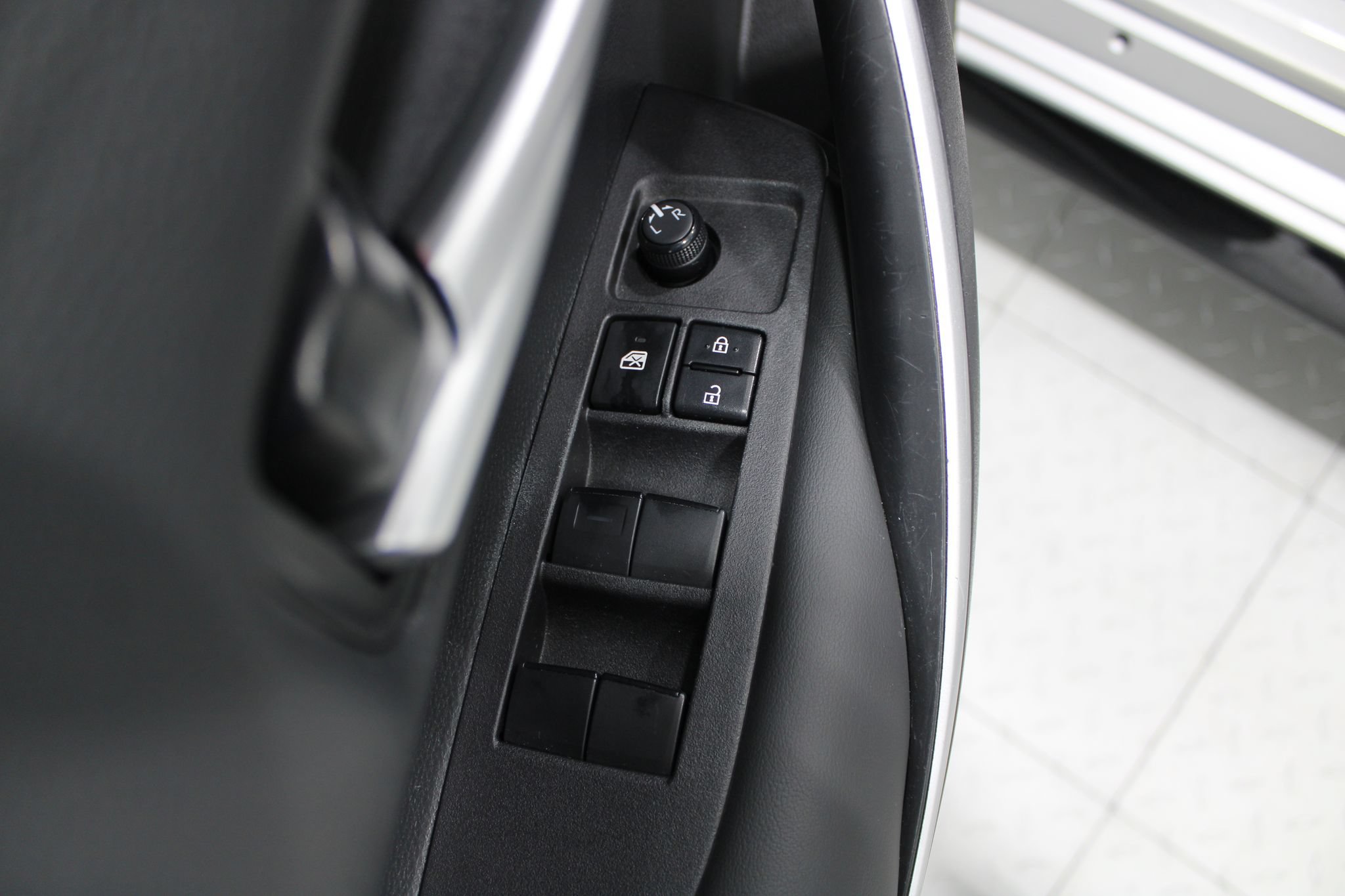 Used 2024 Toyota Corolla SE w/ SE Premium Package FWD image 39