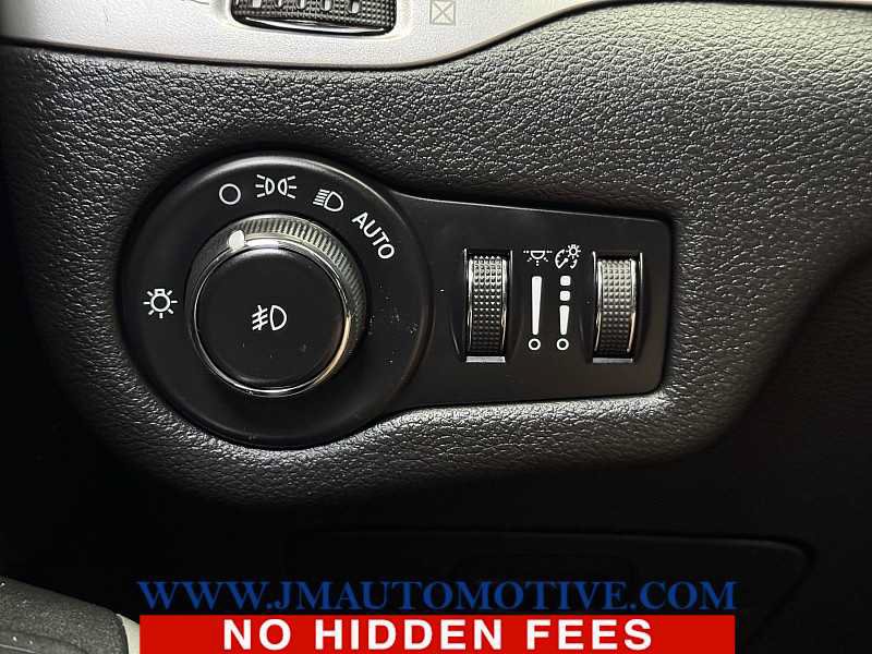 Used 2018 Jeep Cherokee Latitude Plus AWD/4WD image 35