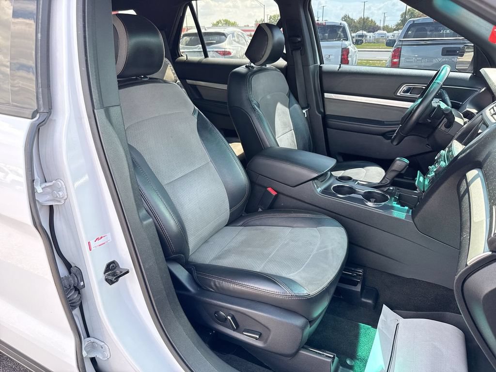 Used 2017 Ford Explorer XLT w/ Equipment Group 202A FWD image 25
