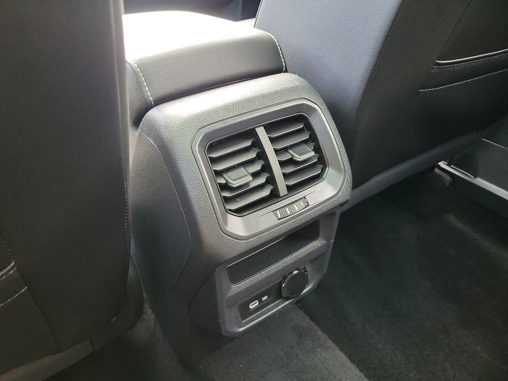 Used 2022 Volkswagen Tiguan SE R-Line image 15