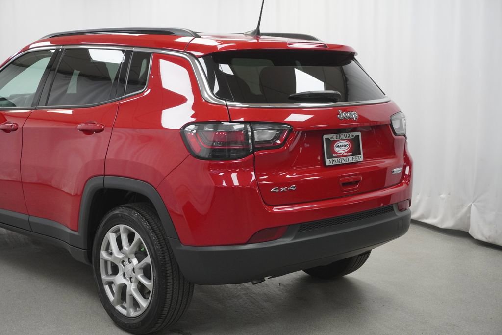 Used 2023 Jeep Compass Latitude w/ Sun and Sound Group AWD/4WD image 13