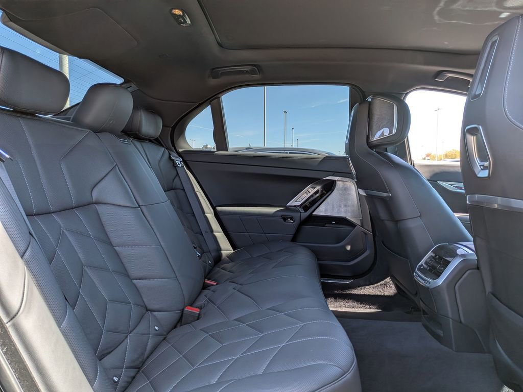 Used 2024 BMW 740i xDrive image 18