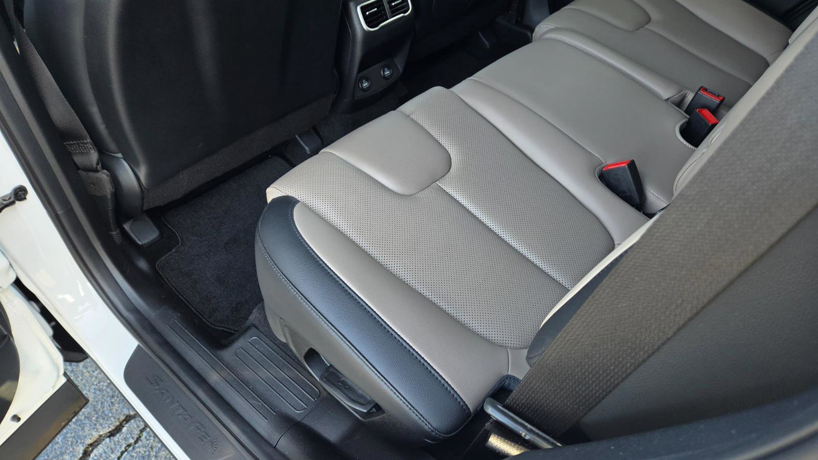 Used 2023 Hyundai Santa Fe SEL w/ Premium Package image 37