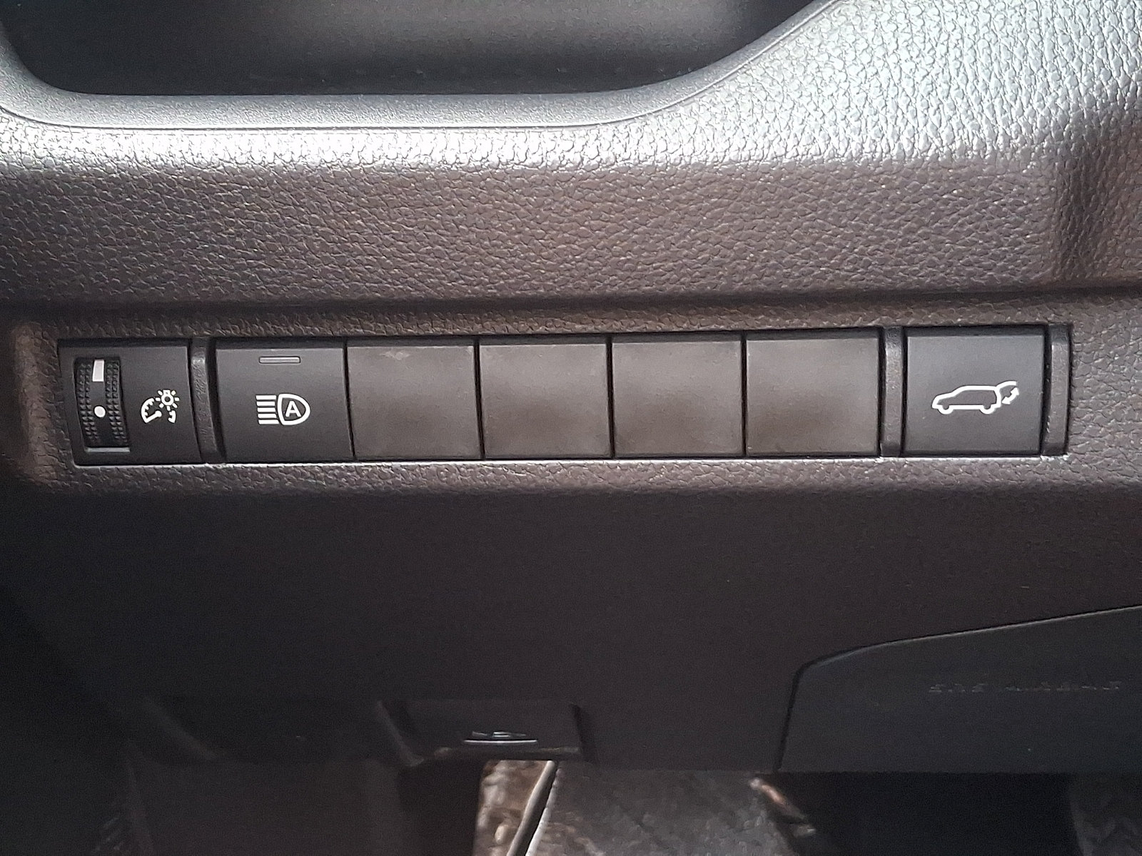 Used 2025 Toyota RAV4 XLE w/ Convenience Package FWD image 24