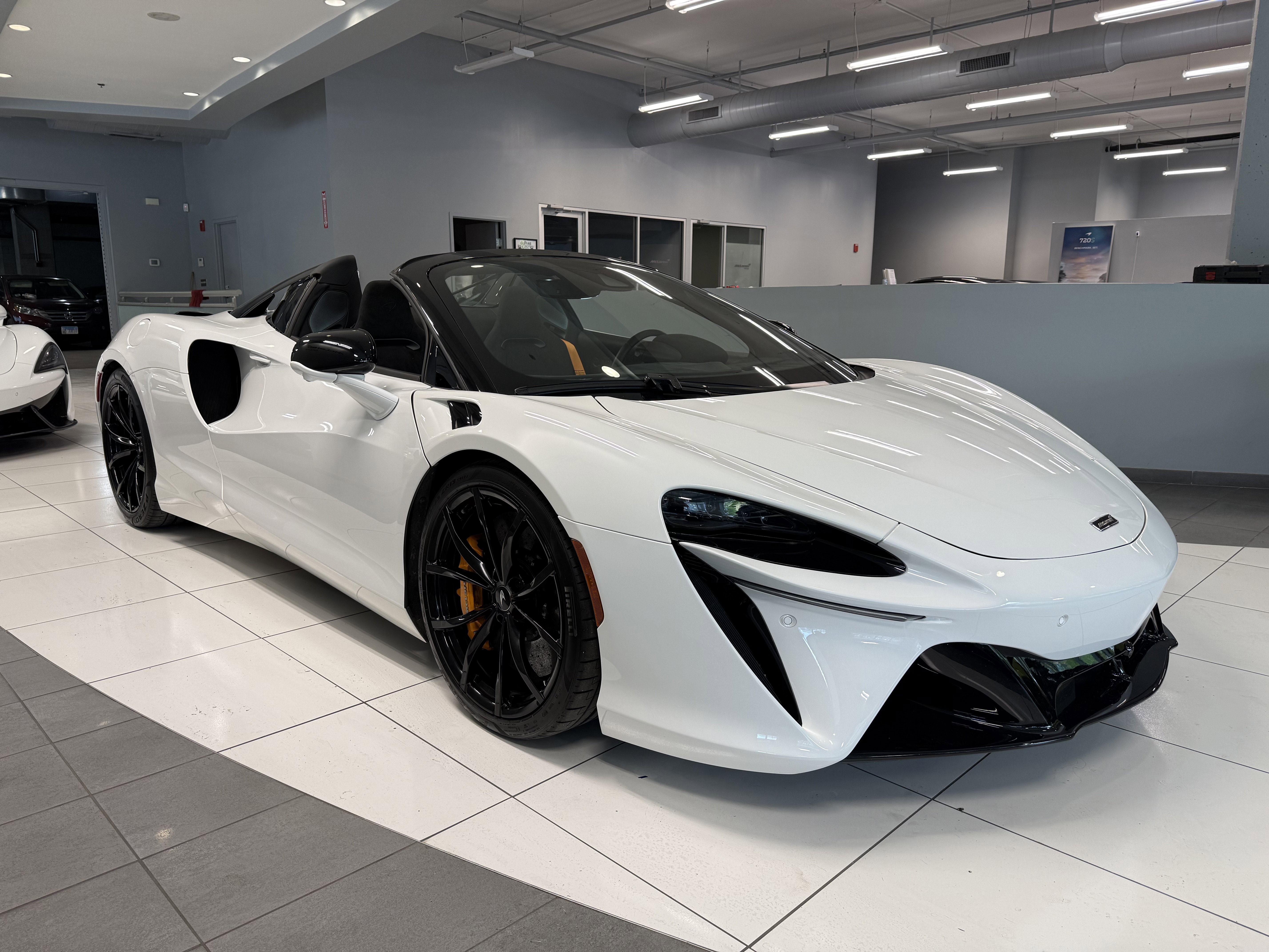 Used 2025 McLaren Artura Spider RWD image 8