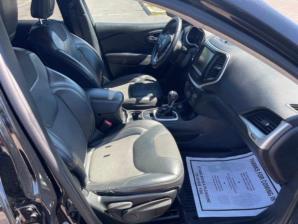 Used 2018 Jeep Cherokee Latitude Plus AWD/4WD image 32