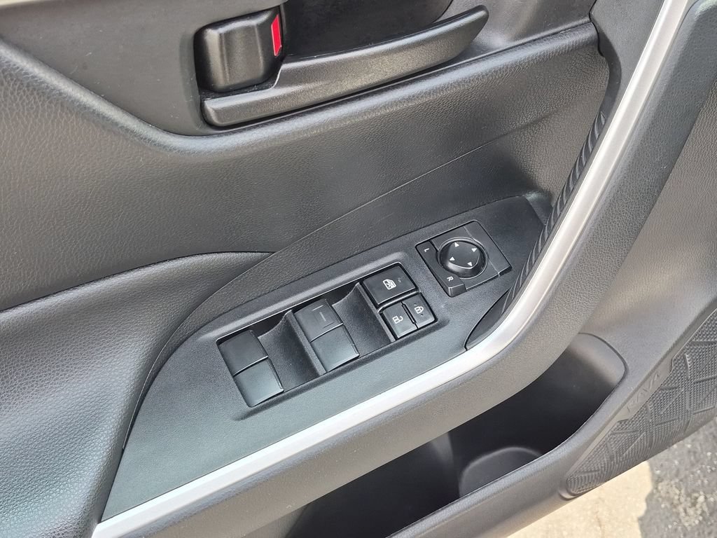 Used 2021 Toyota RAV4 LE w/ Carpet Mat Package (TMS) FWD image 13
