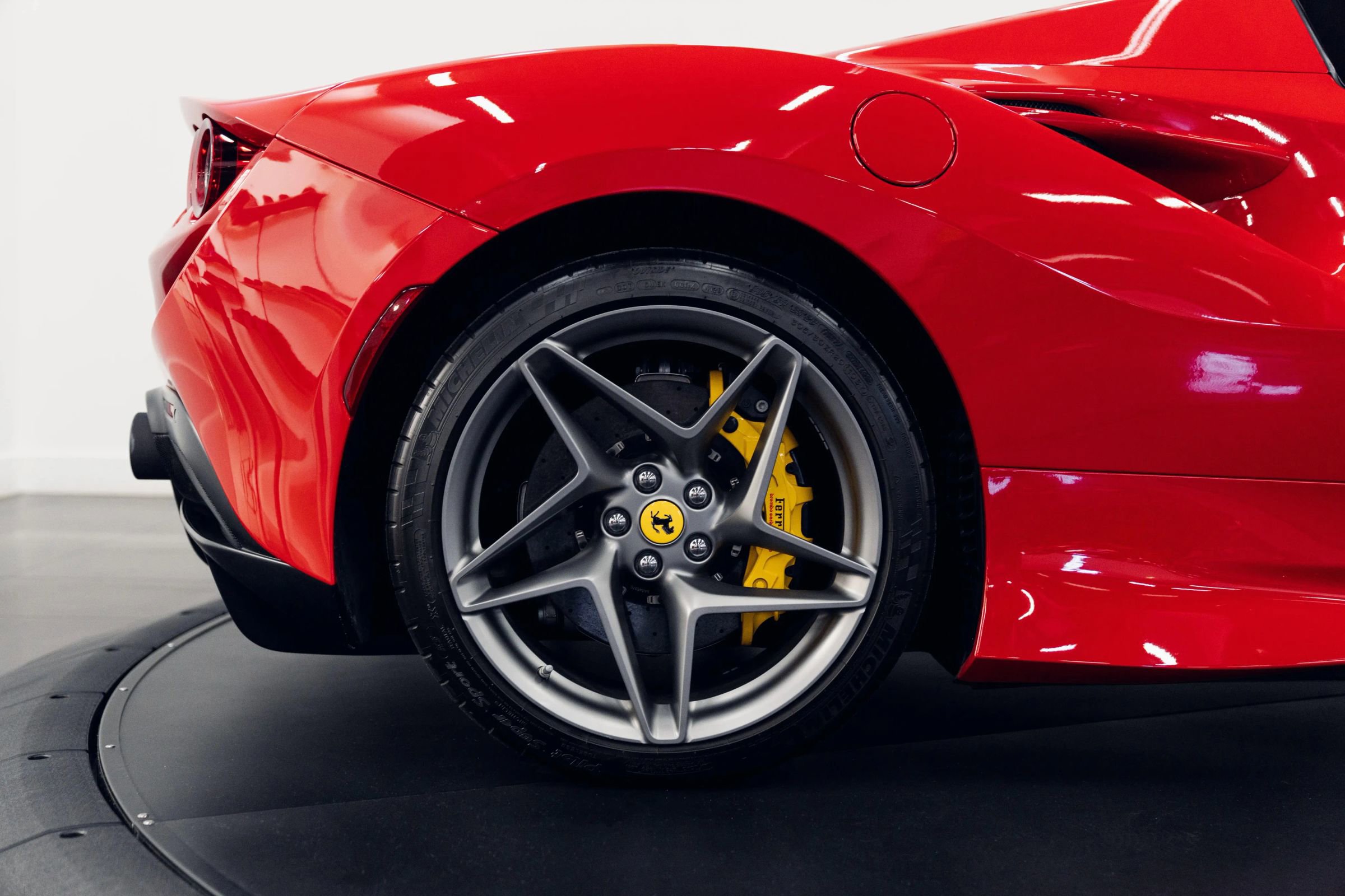 Used 2021 Ferrari F8 Spider image 19