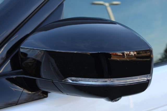 Used 2025 Land Rover Discovery Dynamic SE image 12