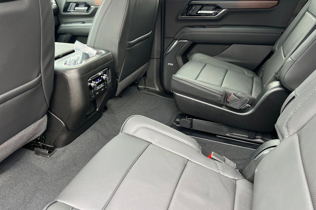 New 2026 GMC Yukon Denali w/ Denali Reserve Package AWD/4WD image 9