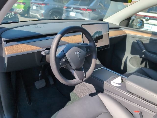 Used 2025 Tesla Model Y Long Range image 8