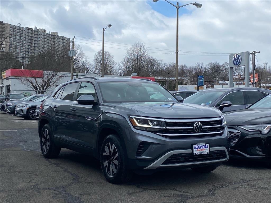 Used 2022 Volkswagen Atlas Cross Sport SE image 1