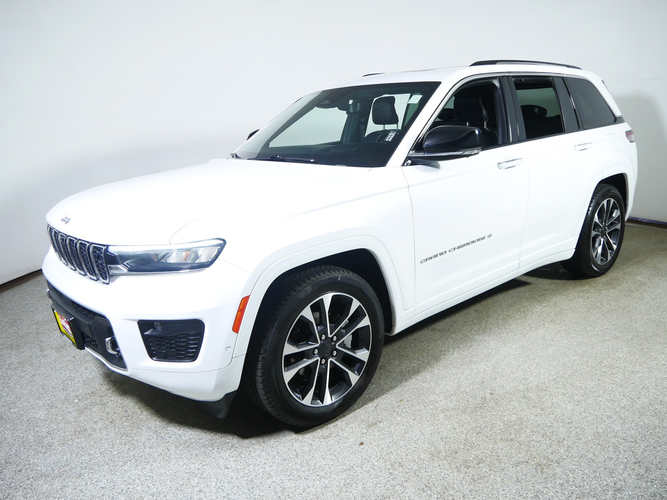 Used 2023 Jeep Grand Cherokee Overland w/ Adv Protech Group III AWD/4WD image 3