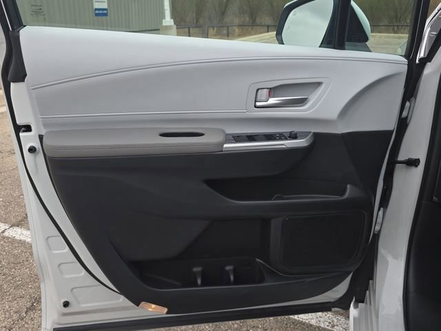 Used 2025 Toyota Sienna XLE image 28