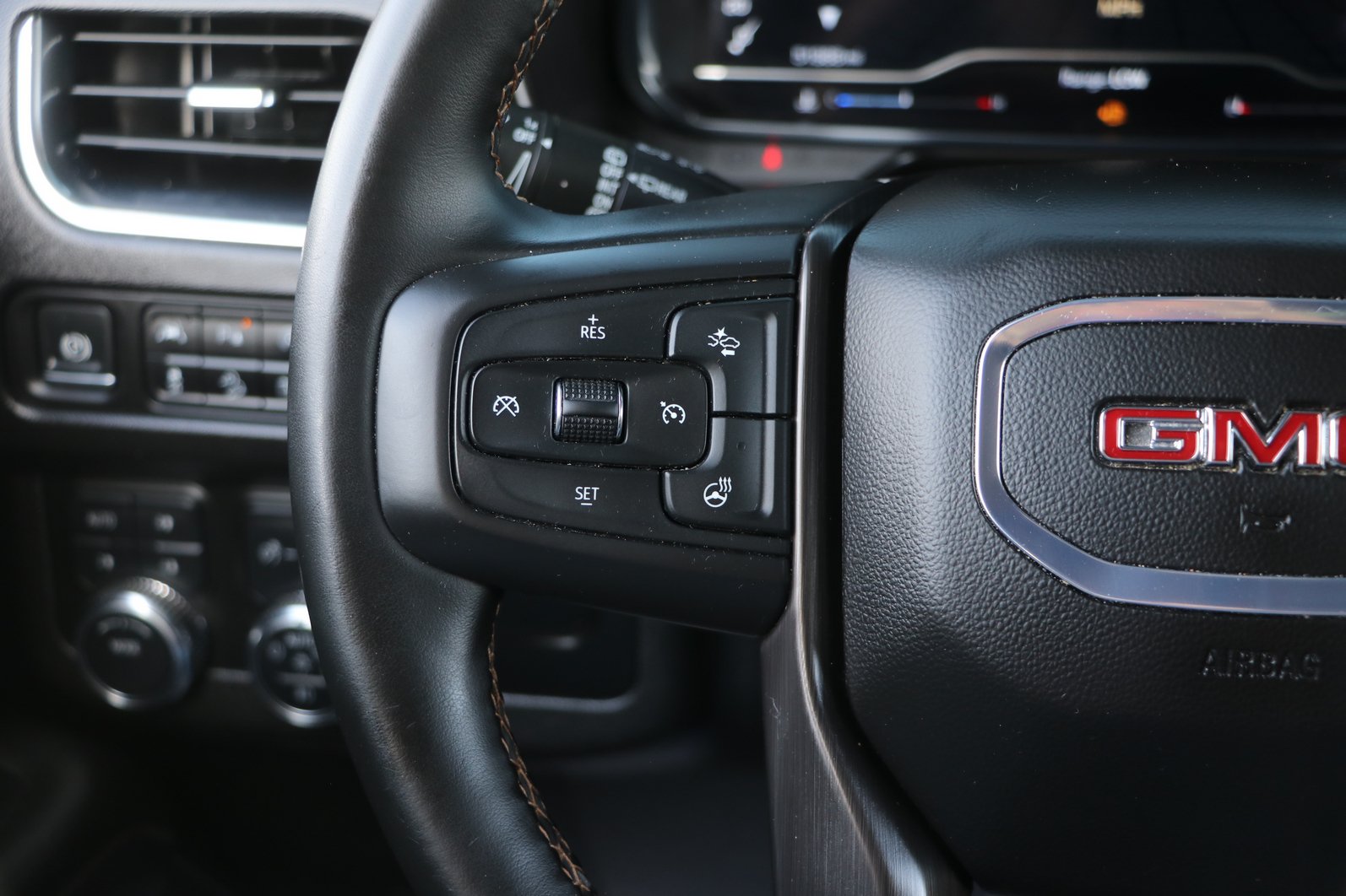Used 2024 GMC Yukon AT4 w/ Technology Package AWD/4WD image 18