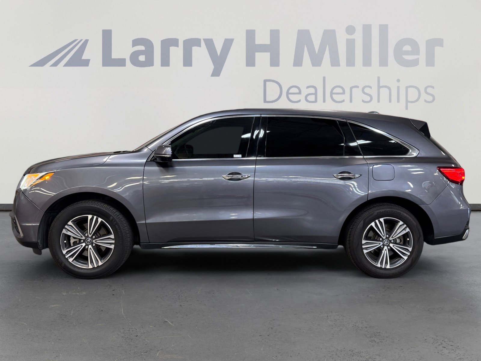 Used 2017 Acura MDX FWD image 2