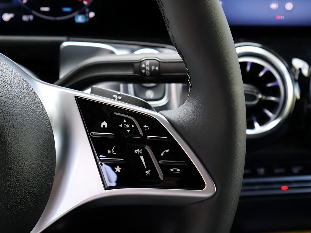 Certified 2025 Mercedes-Benz GLB 250 4MATIC image 33