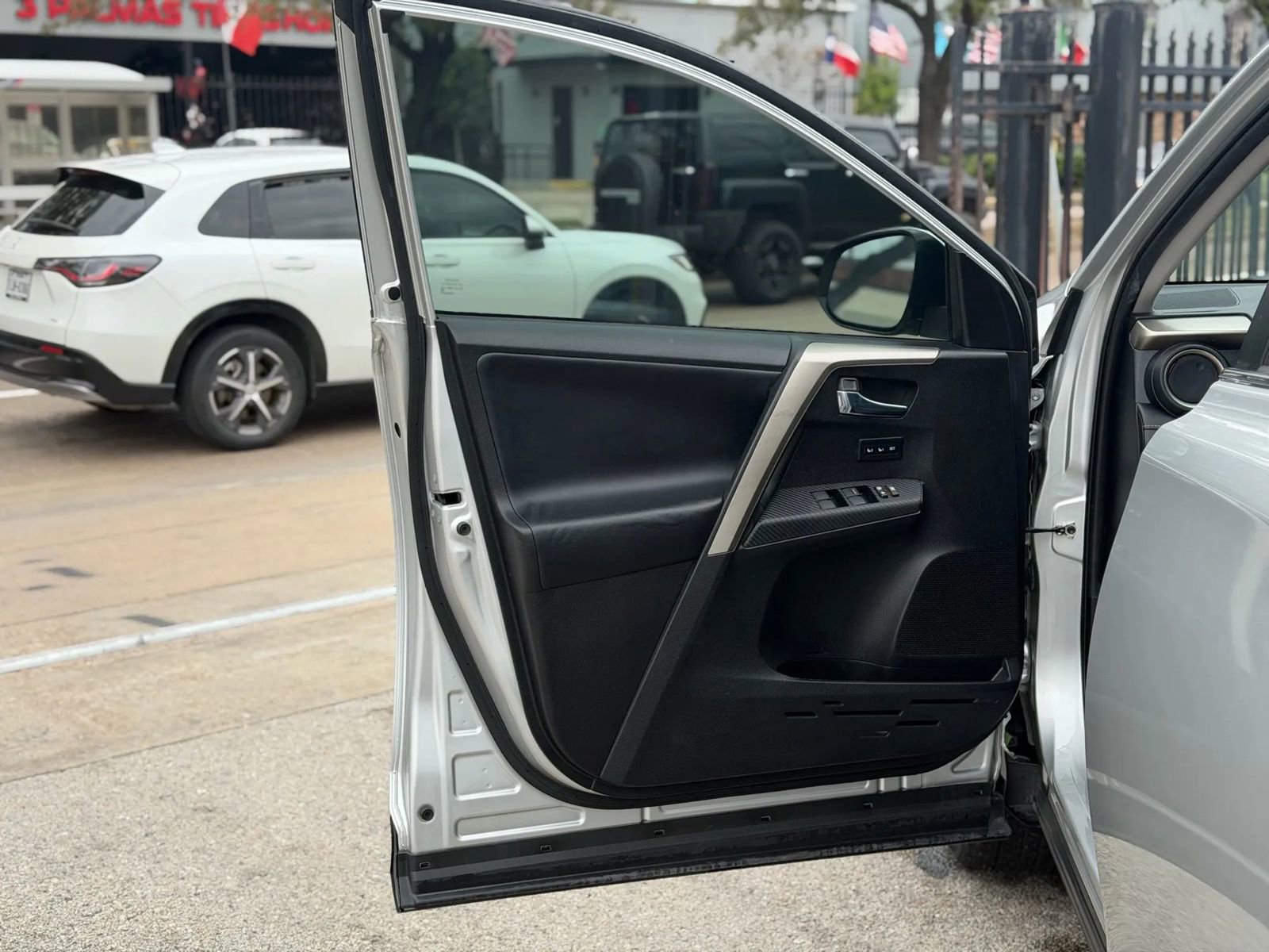Used 2015 Toyota RAV4 Limited w/ Technology Package image 10