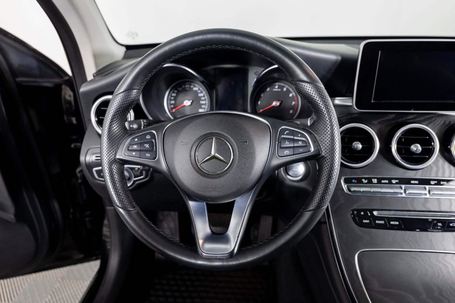 Used 2019 Mercedes-Benz GLC 300 4MATIC w/ Premium Package image 31