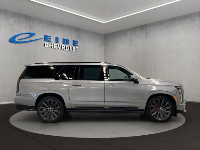 Used 2025 Cadillac Escalade ESV V image 2