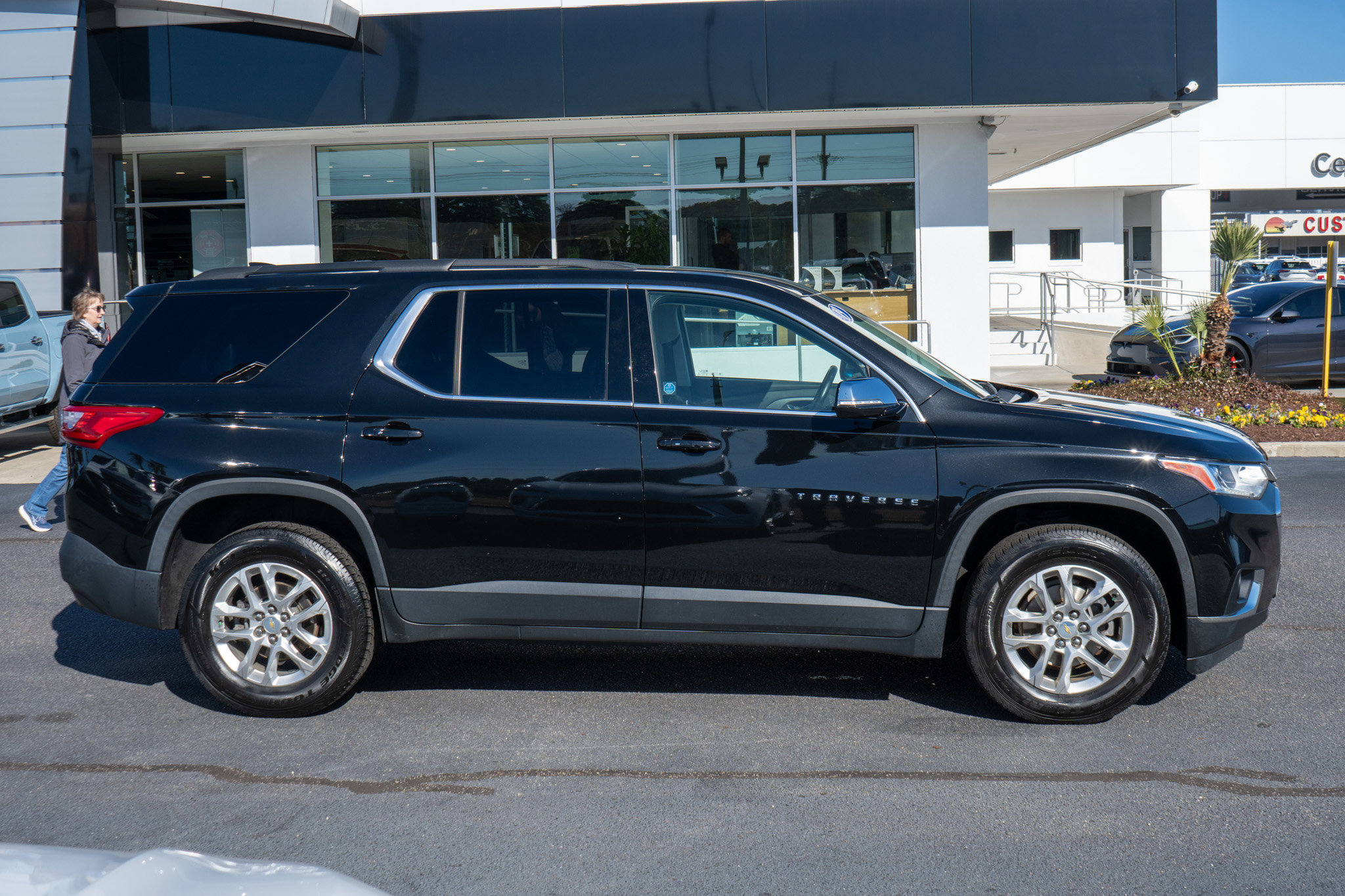 Used 2019 Chevrolet Traverse LT image 2