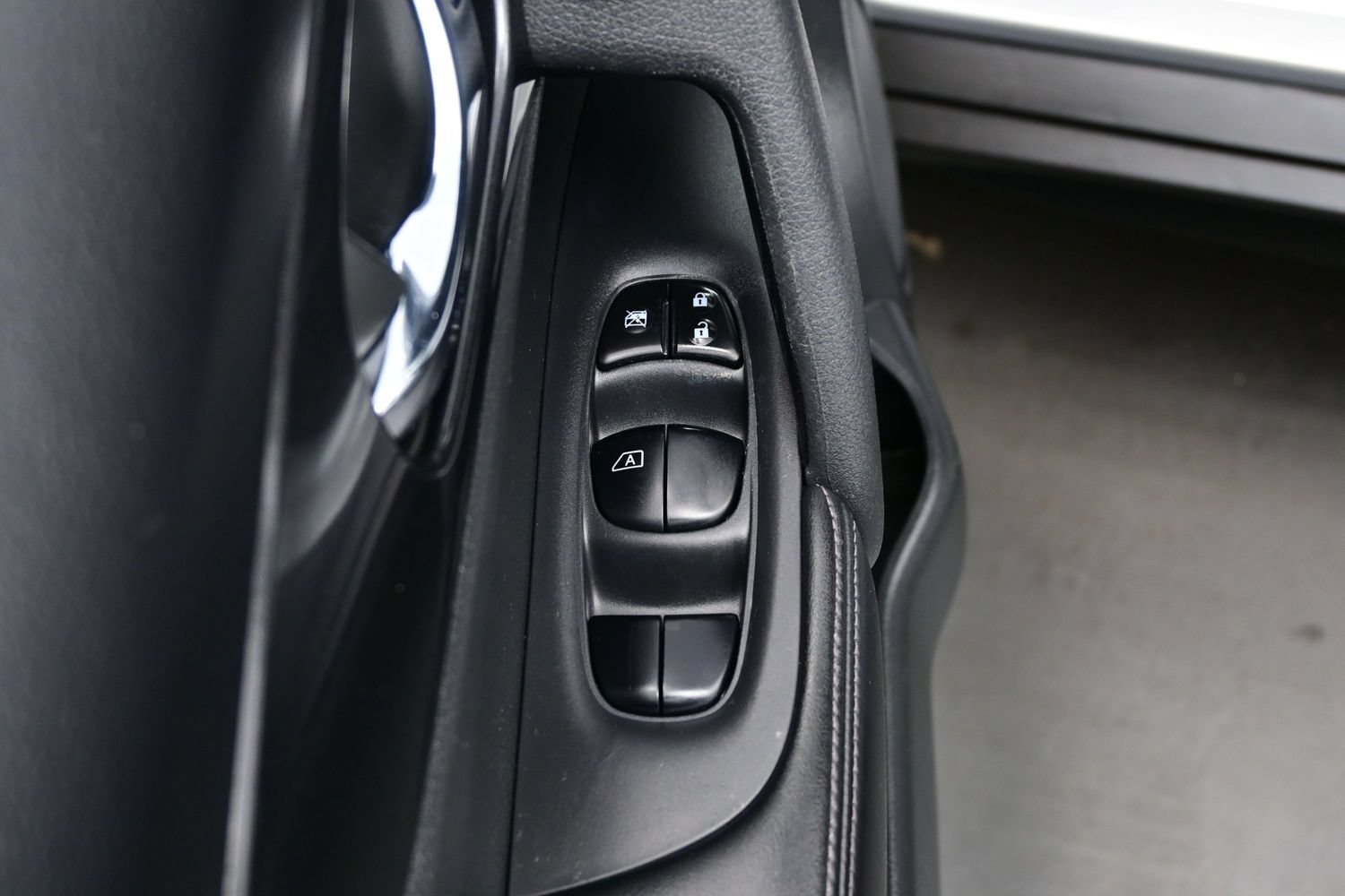 Used 2018 Nissan Rogue SV AWD/4WD image 10