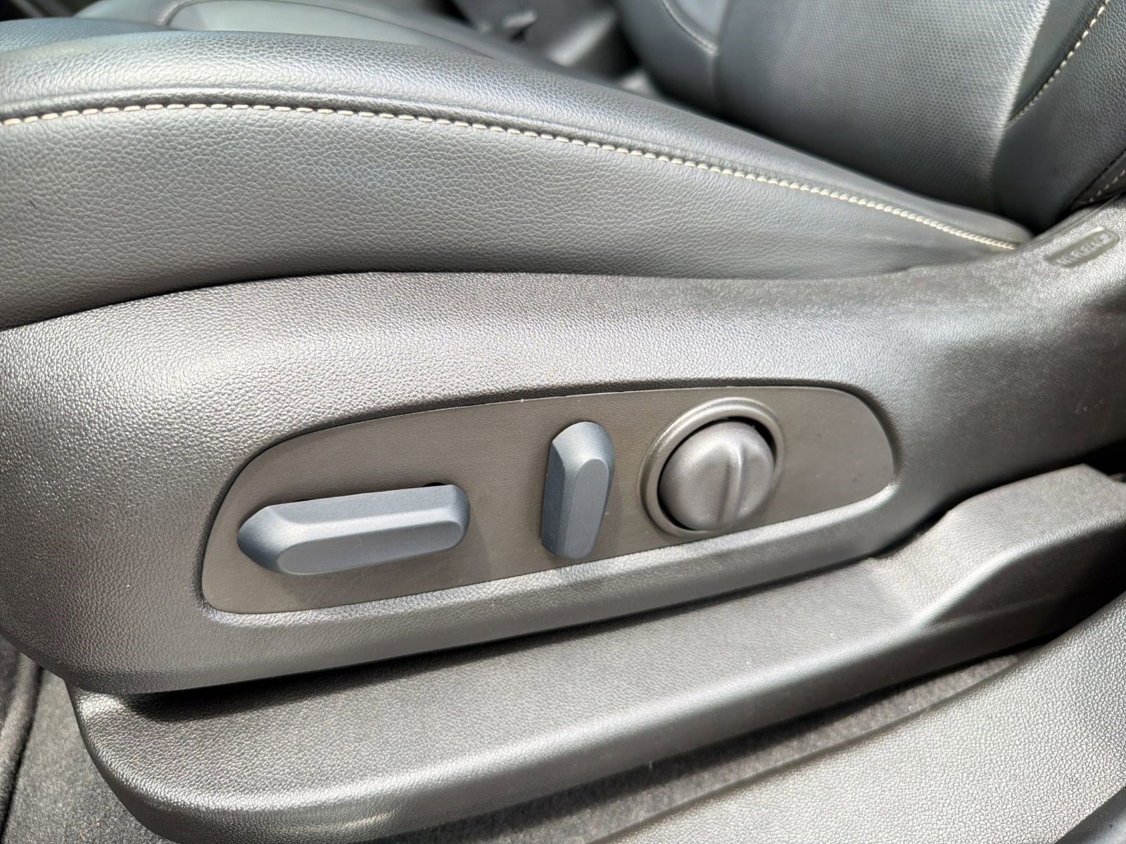 Certified 2023 GMC Acadia SLT w/ Elevation Edition image 13