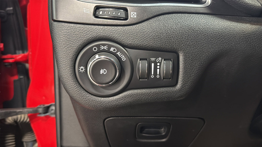 Used 2019 Jeep Cherokee Trailhawk AWD/4WD image 19