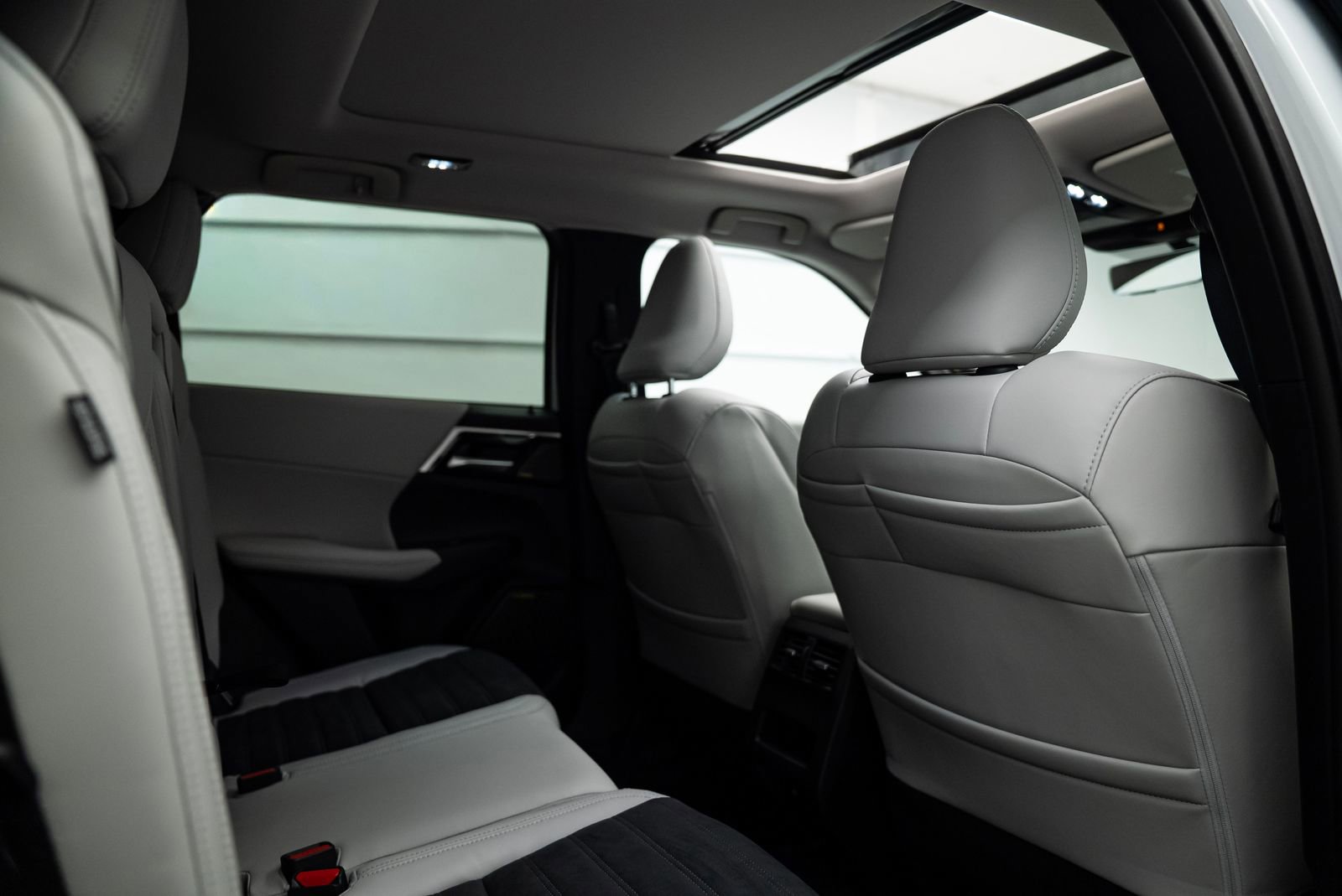 Used 2025 Mitsubishi Outlander SE image 14