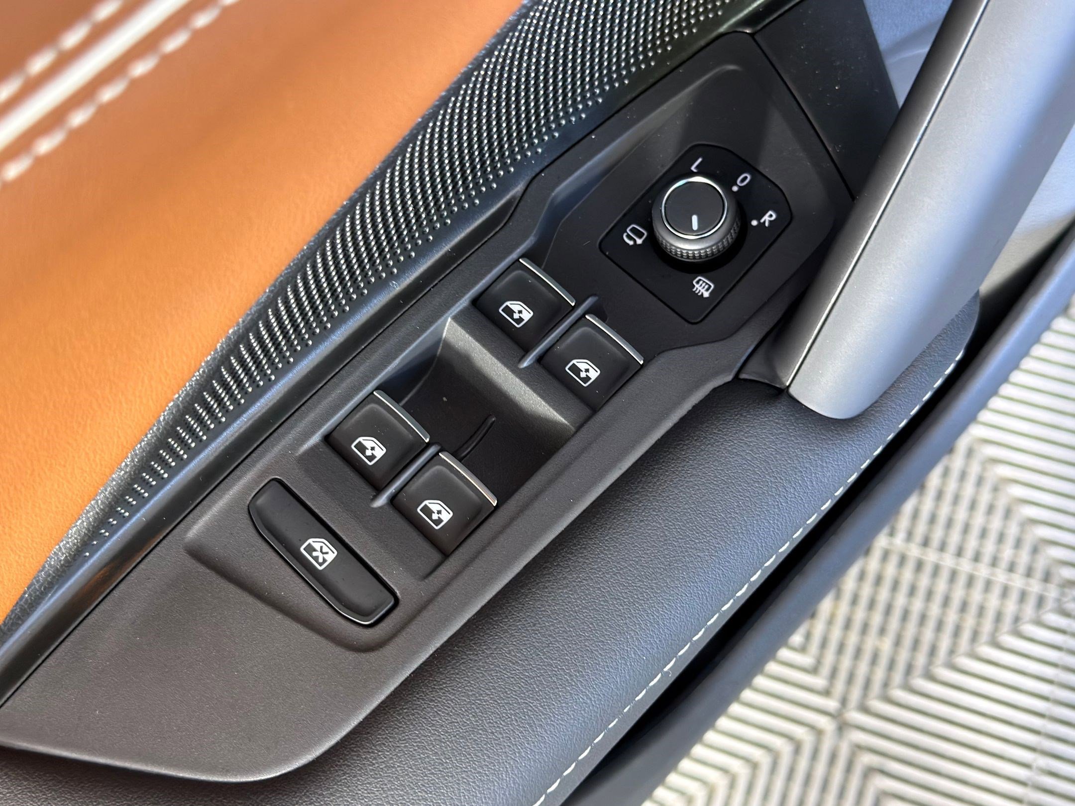 Used 2025 Volkswagen Tiguan SEL R-Line image 18