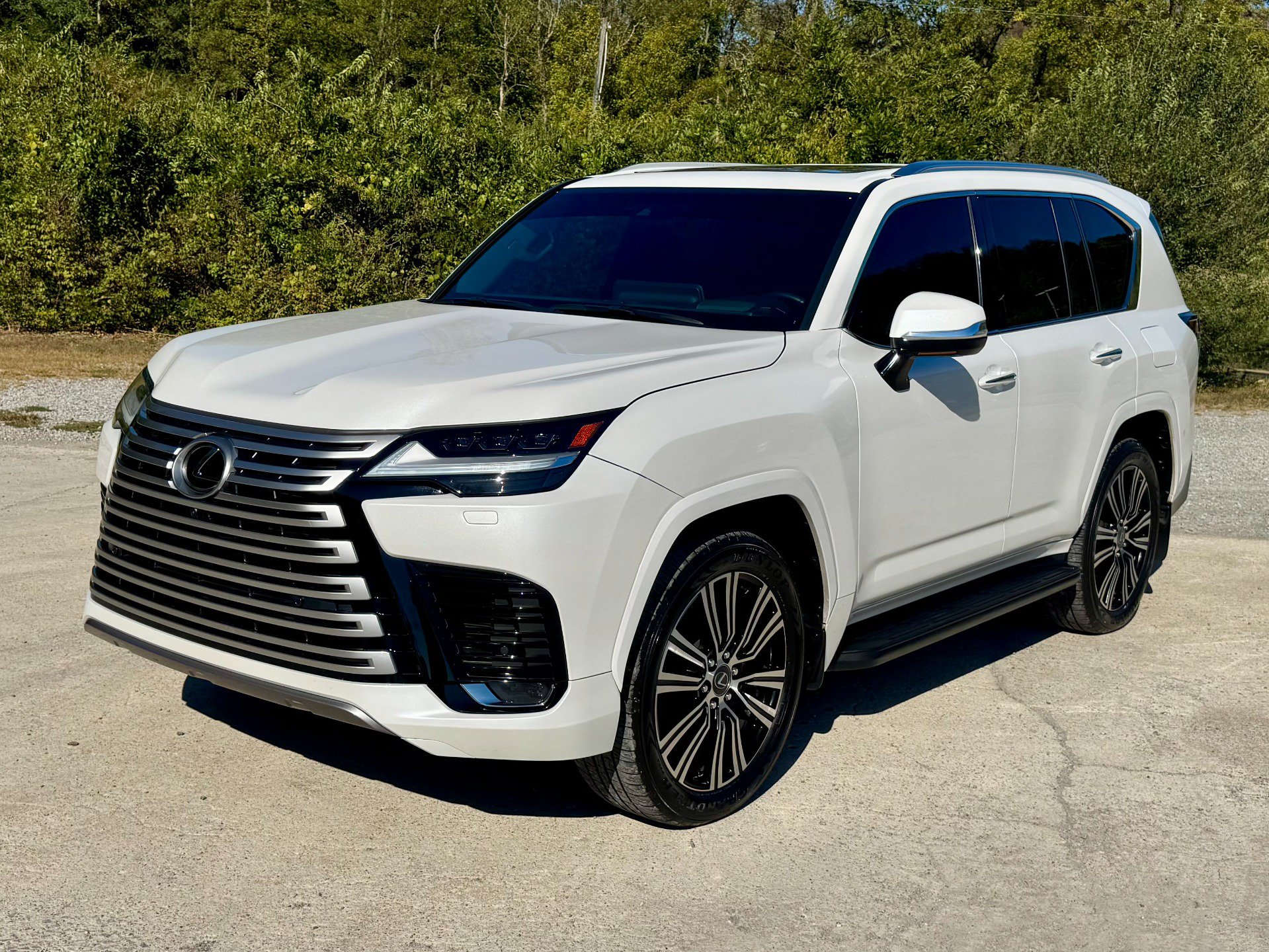 Used 2024 Lexus LX 600 4WD w/ Luxury Package image 2