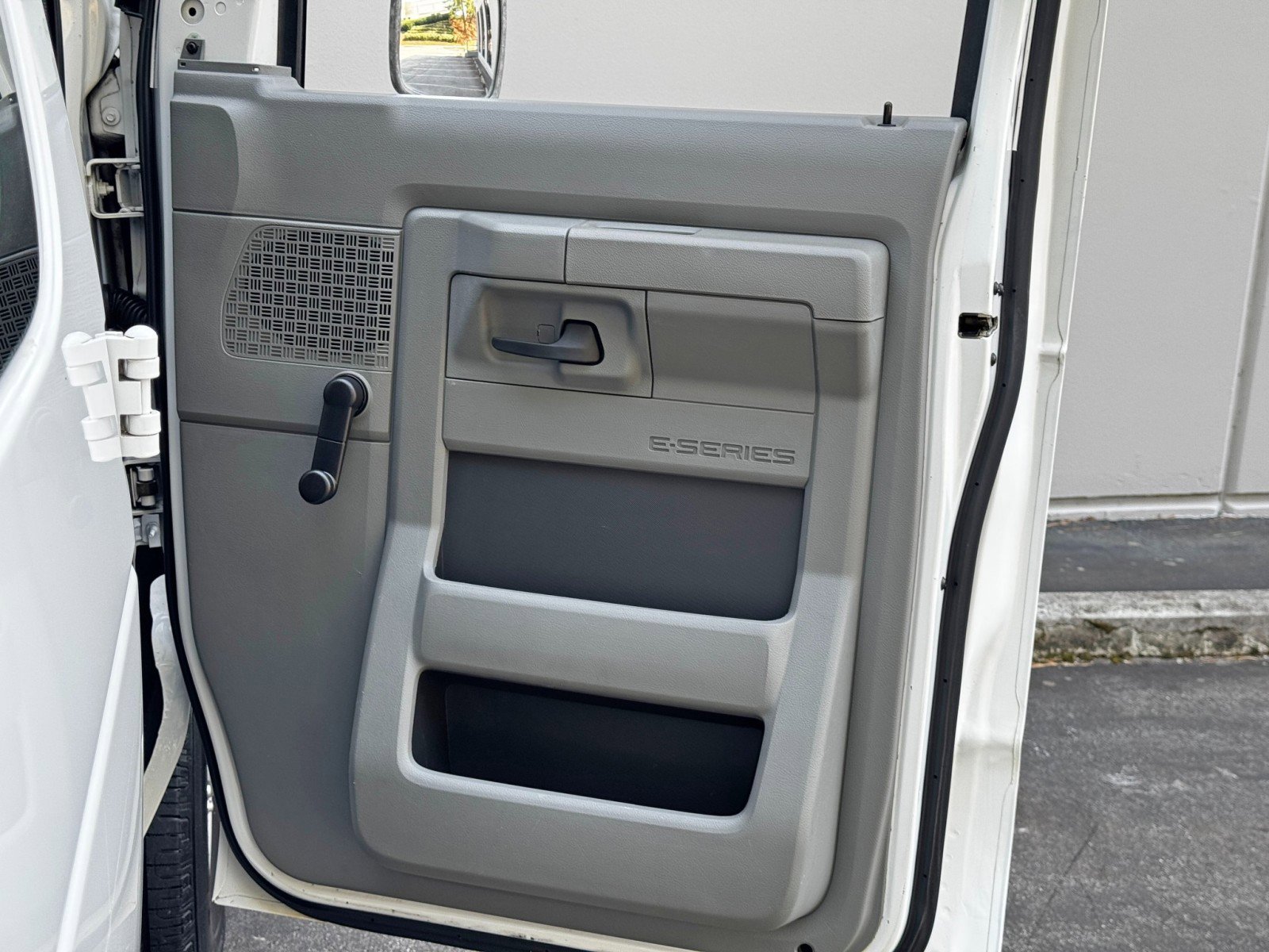 Used 2010 Ford E-350 and Econoline 350 Extended Super Duty image 21