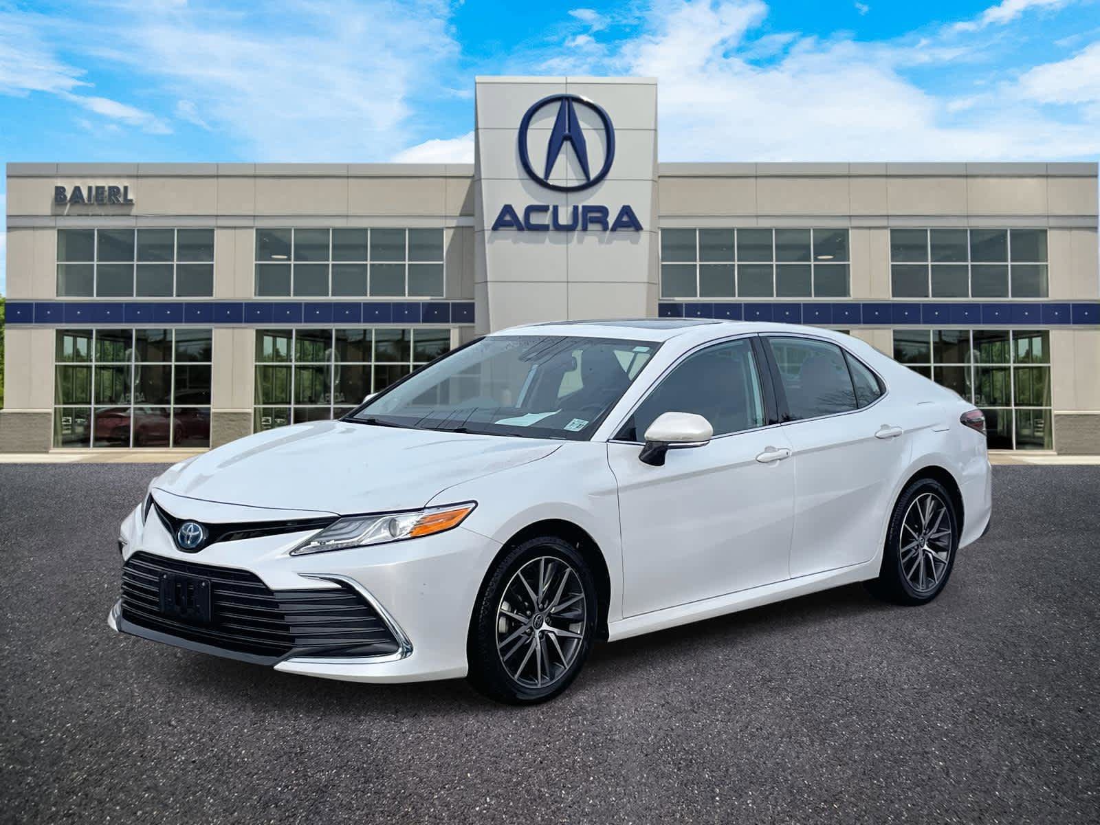 Used 2022 Toyota Camry XLE w/ Navigation Upgrade Package FWD image 1