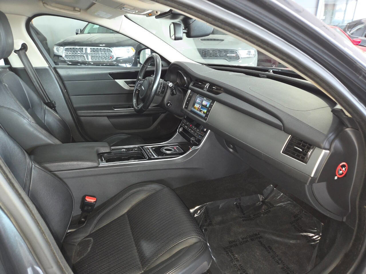 Used 2016 Jaguar XF Prestige AWD/4WD image 28