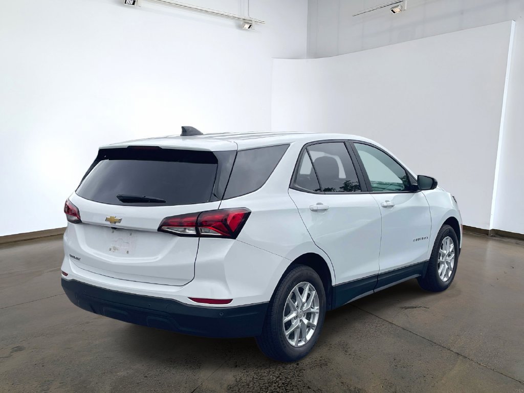 Used 2023 Chevrolet Equinox LS w/ LS Convenience Package FWD image 4