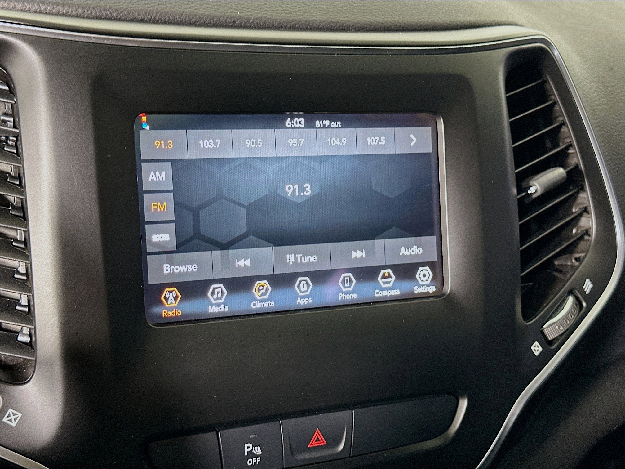 Used 2019 Jeep Cherokee Latitude Plus FWD image 19