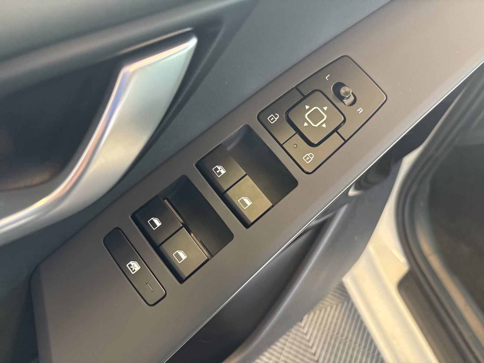 New 2025 Kia Niro EX image 16