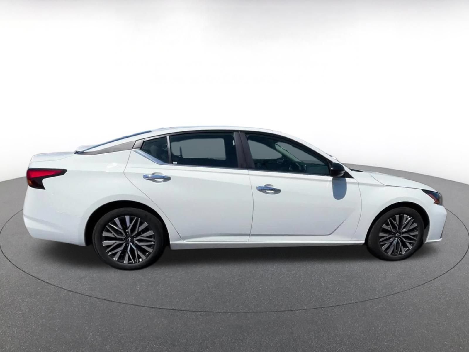 Used 2025 Nissan Altima 2.5 SV FWD image 13