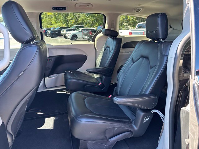 Used 2023 Chrysler Pacifica Touring-L FWD image 11
