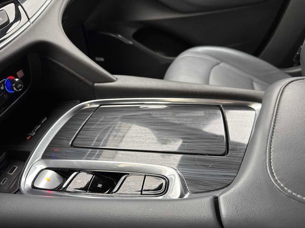 Used 2024 Buick Enclave Premium image 17