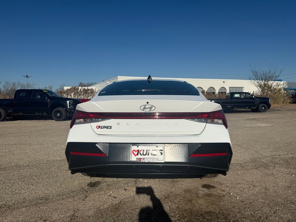 Used 2025 Hyundai Elantra SEL FWD image 8
