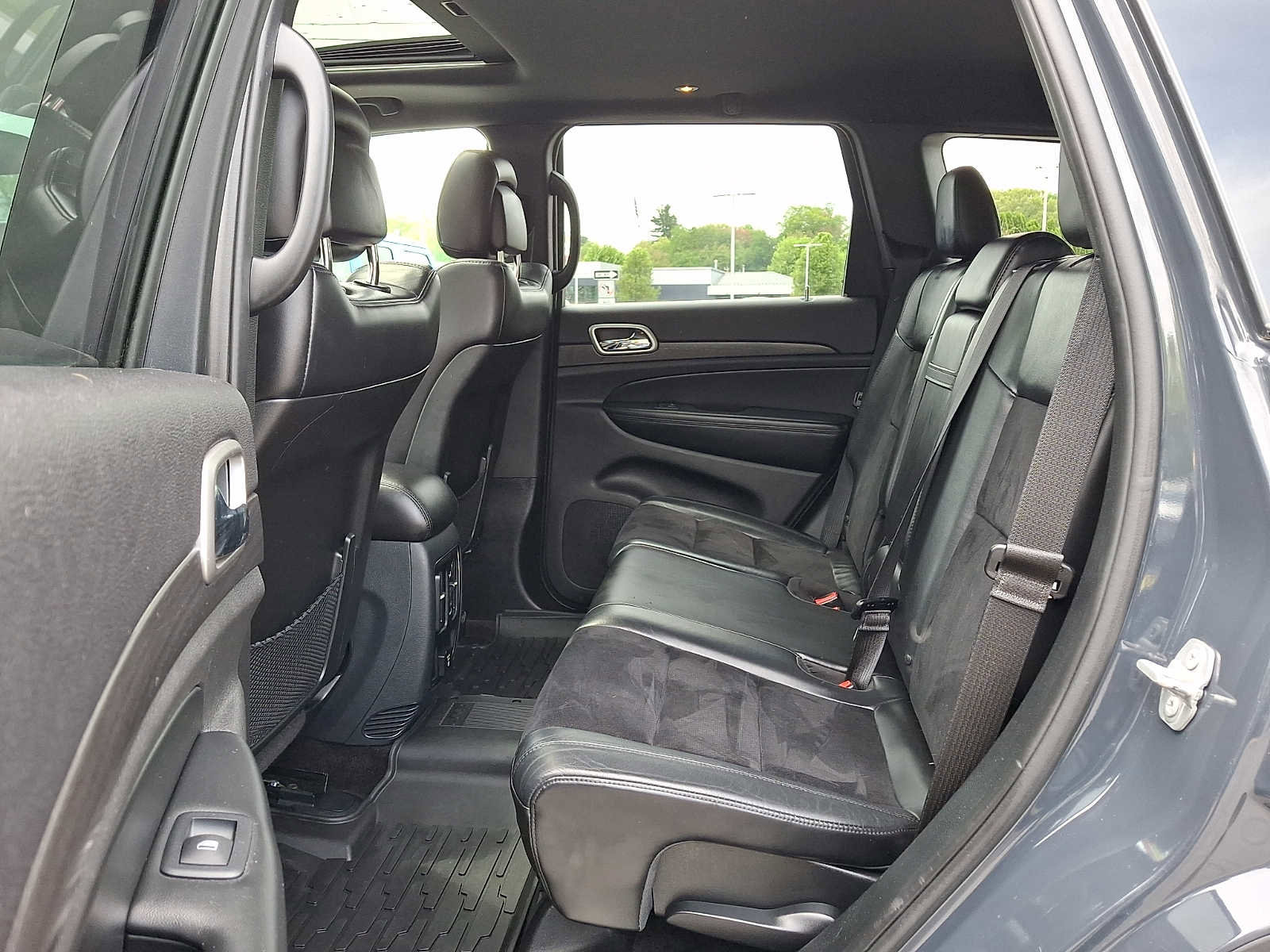 Used 2018 Jeep Grand Cherokee Altitude AWD/4WD image 10